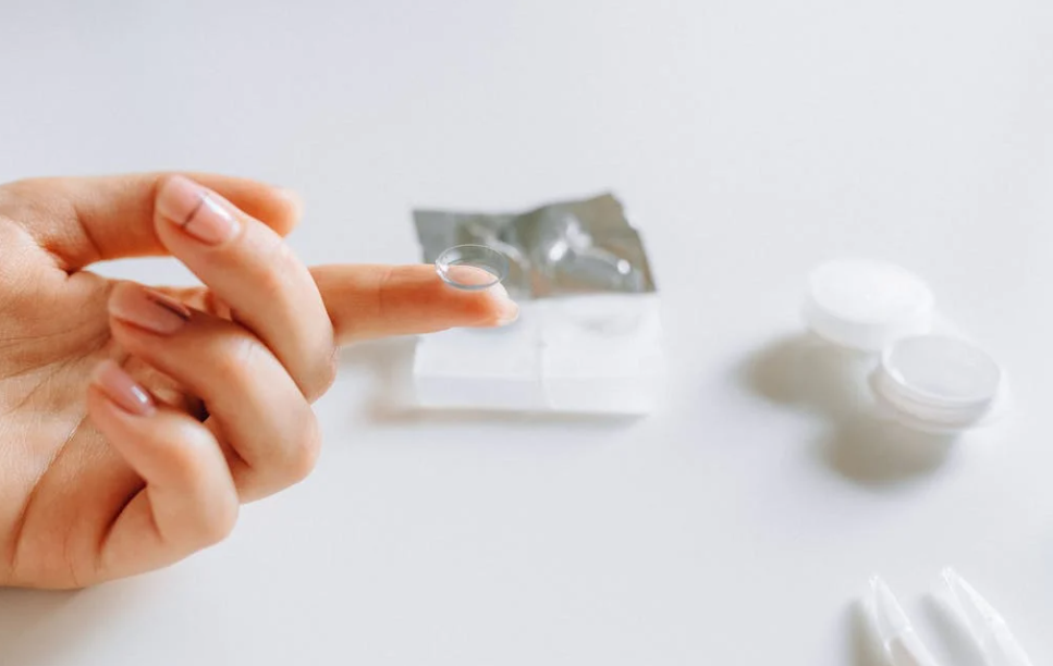 伤不起！长期戴隐形眼镜，这些隐患要知道
