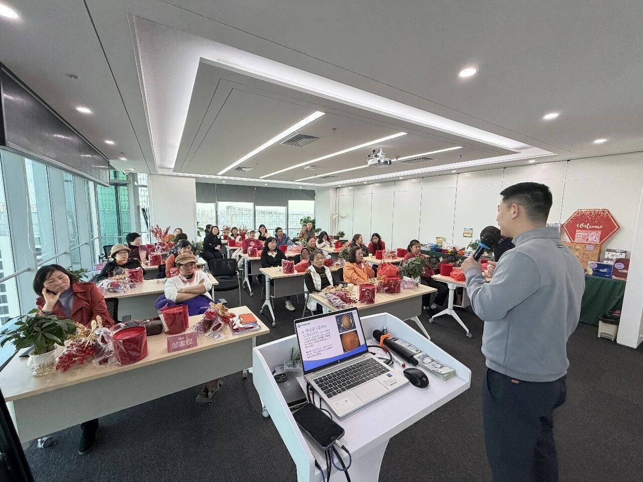 健康守护,温暖相伴——明康眼科开展冬季公益义诊活动,为群众光明护航!